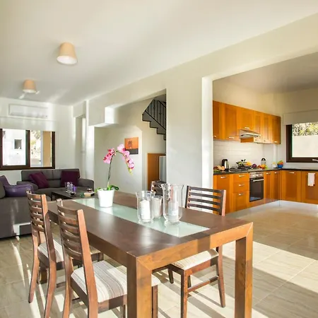 Magnificent Coral Bay Azure Cove 3 Bedrooms Great Sea Views Well-furnished